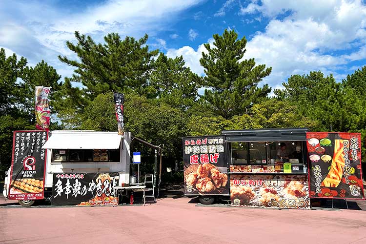 グリーン広場周辺にはキッチンカーの出店もございます